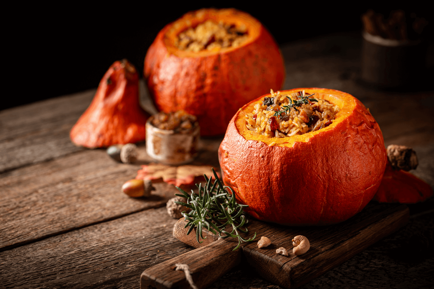 Pečená dýně plněná rýží, bylinkami a sýrem